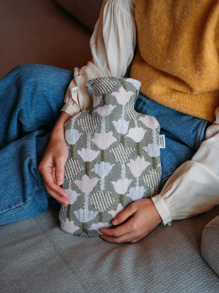 LapuanKankurit-Tulppaani-hot-water-bottle-rose-olive-1-Photocredit-Kei-Maeda-scaled.webp
