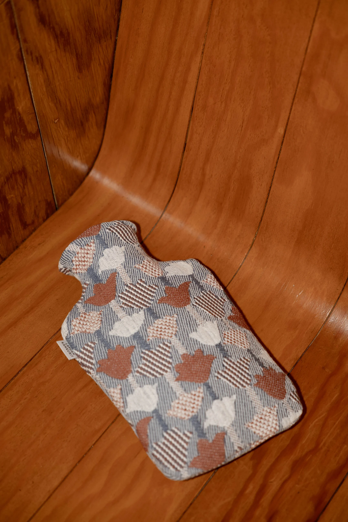 LapuanKankurit-Tulppaani-hot-water-bottle-cinnamon-blue-1-scaled.webp