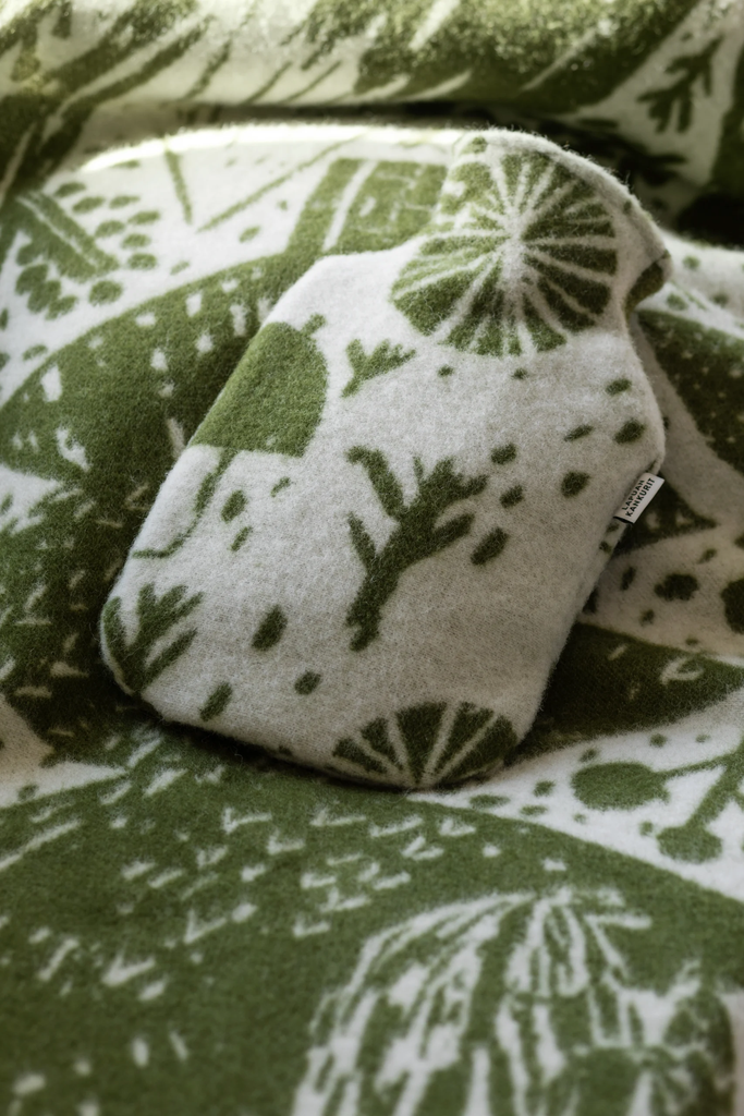 LapuanKankurit-Metsikko-blanket-and-hot-water-bottle-olive-white-2-scaled.webp