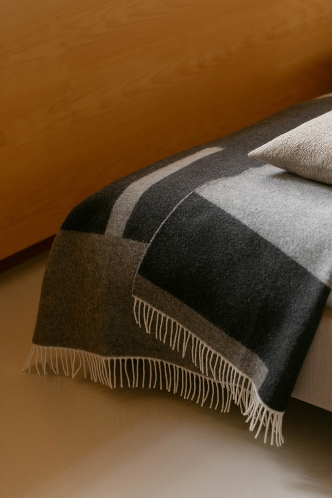 LapuanKankurit-SUUNTA-blanket-grey-white-black-photocredit-Wilma-Hetemaj-2-scaled.webp