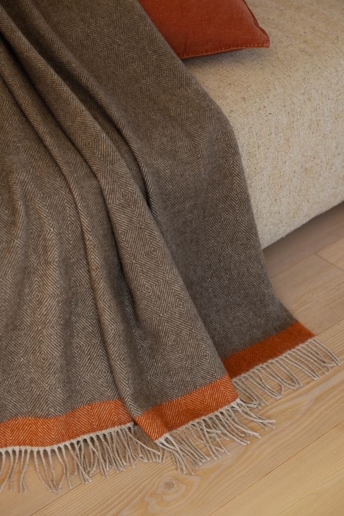 LapuanKankurit-Rauha-blanket-brown-rust-4-scaled.webp