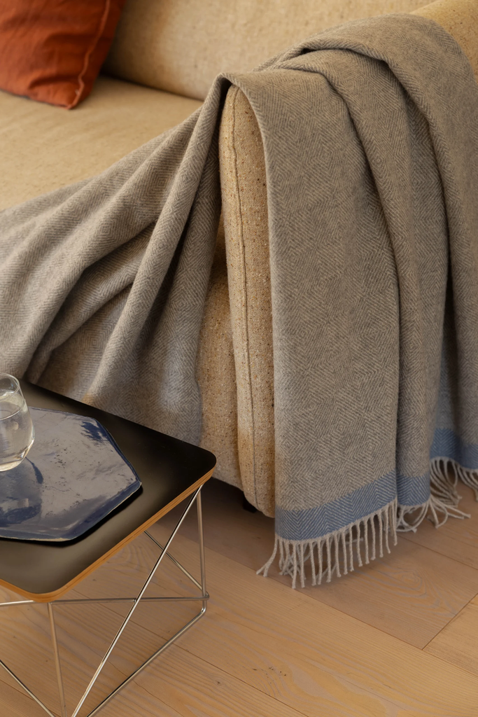 LapuanKankurit-Rauha-blanket-grey-blue-4-scaled.webp