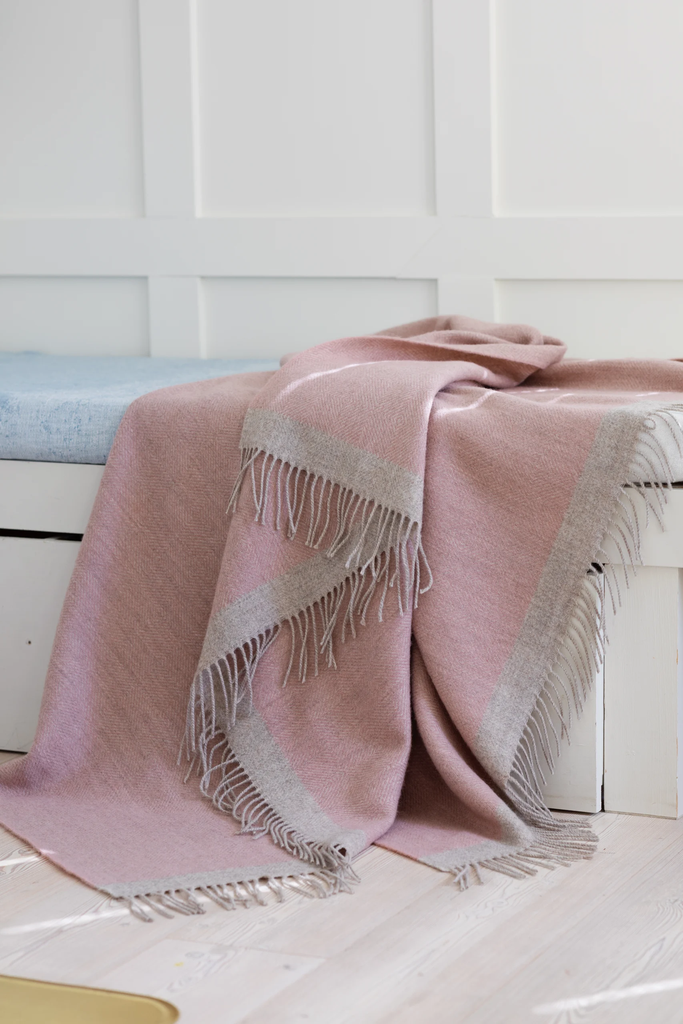 LapuanKankurit-Rauha-blanket-rose-beige-3-scaled.webp