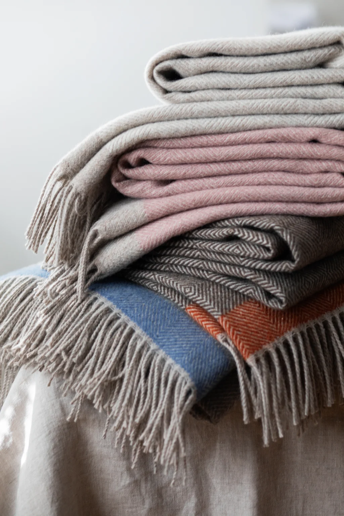 LapuanKankurit-Rauha-blanket-white-beige-rose-beige-brown-rust-and-grey-blue-1-1024x1536.webp
