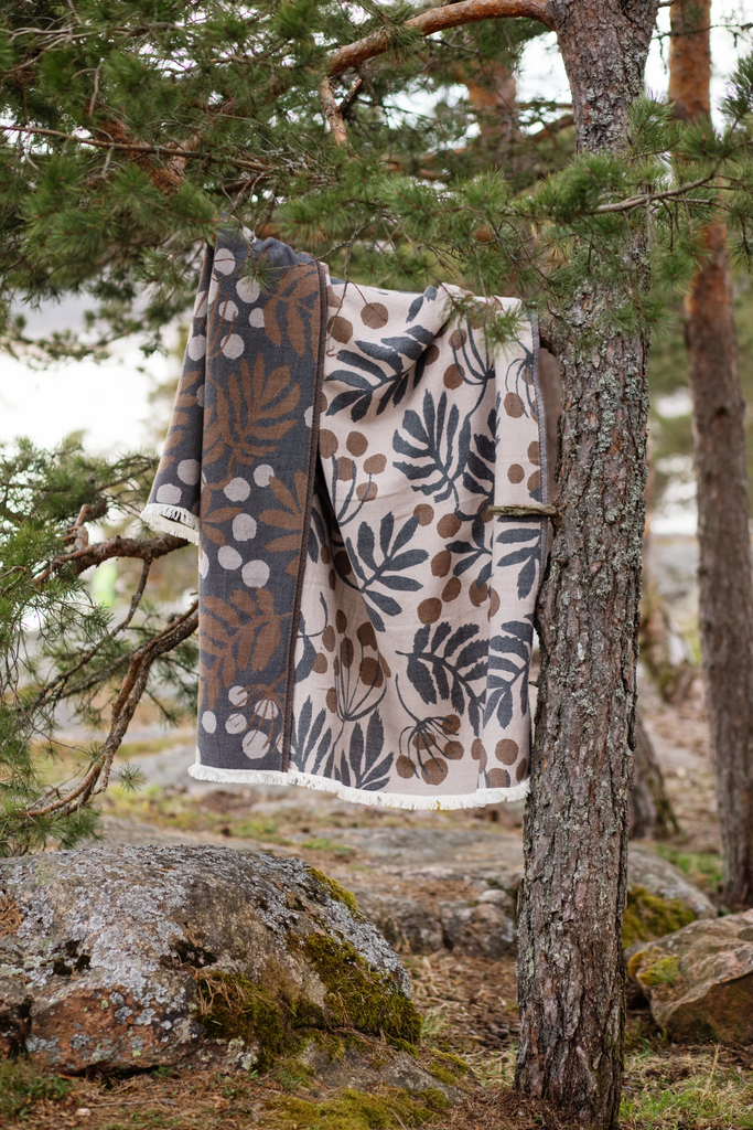 LapuanKankurit-Pihapuu-blanket-beige-brown-black-1-scaled.webp
