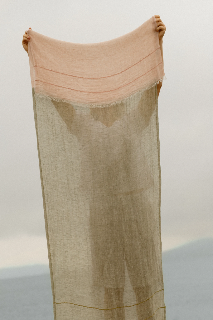 LapuanKankurit-Tsavo-scarf-olive-rose-photocredit-Wilma-Hetemaj-Styling-Susanna-Vento-12-scaled.webp