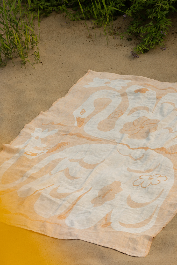 LapuanKankurit-KAKSIN-linen-blanket-white-cinnamon-photocredit-Wilma-Hetemaj-7-scaled.webp