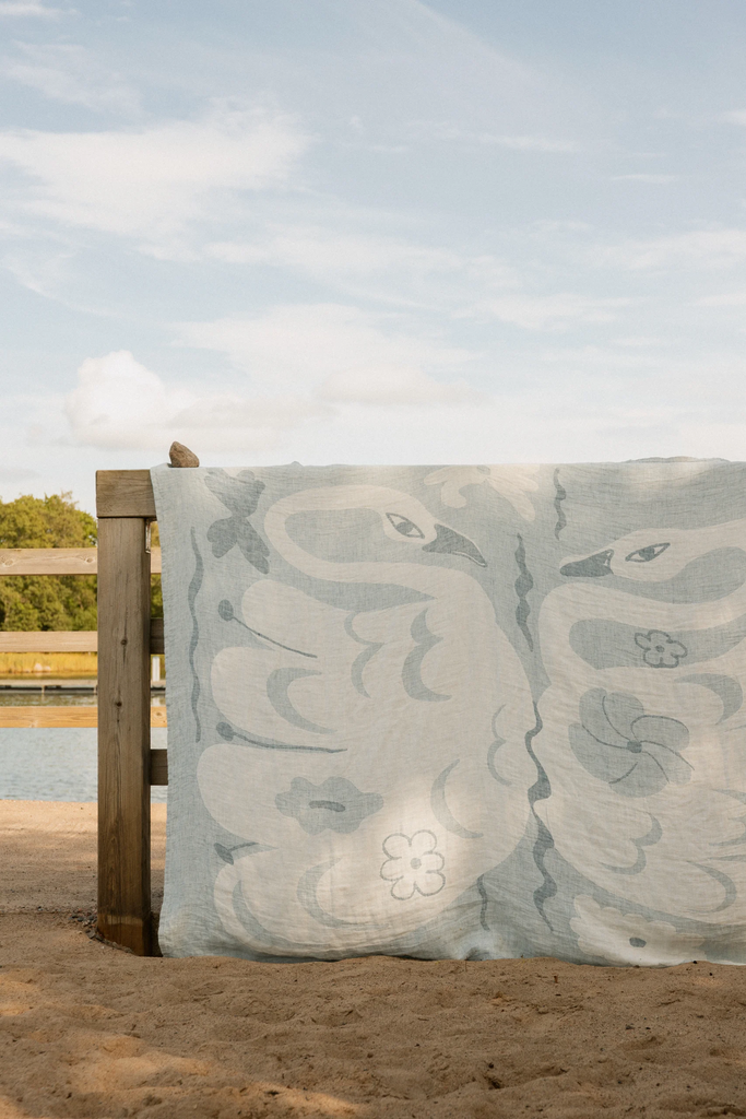 LapuanKankurit-KAKSIN-linen-blanket-white-blue-photocredit-Wilma-Hetemaj-5-scaled.webp