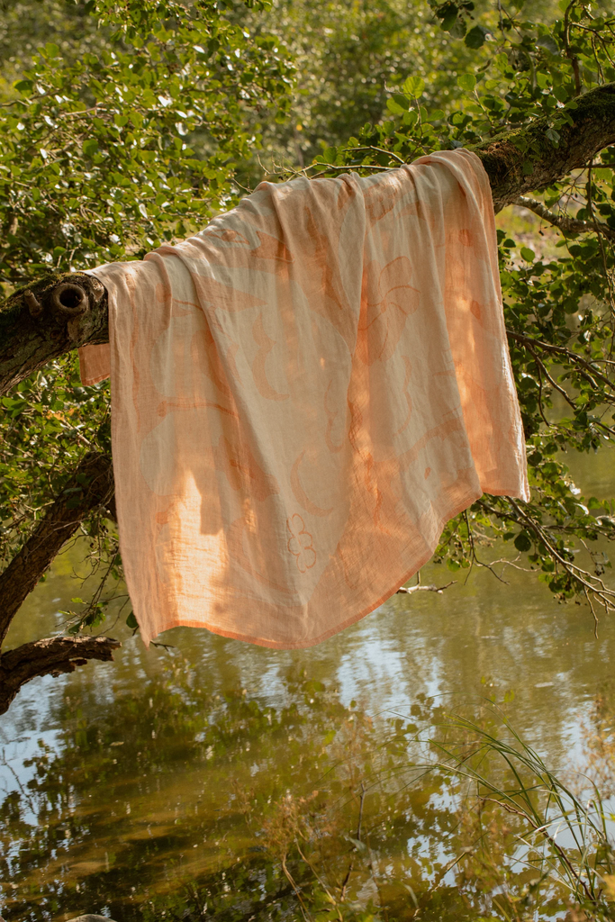 LapuanKankurit-KAKSIN-linen-blanket-white-cinnamon-photocredit-Wilma-Hetemaj-2-scaled.webp