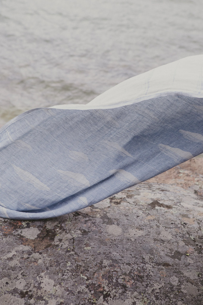LapuanKankurit-MERELLAtowel-linen-rainy-blue-photocredit-Puttonen-Ruska-scaled.webp