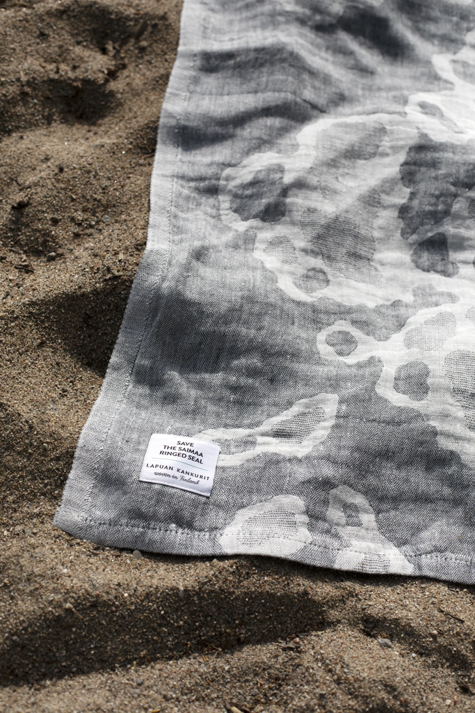 LapuanKankurit-Saimaannorppa-towel-white-grey-scaled.webp