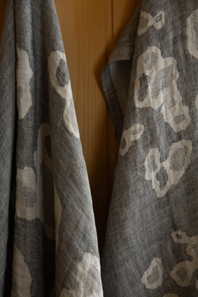 LapuanKankurit-Saimaannorppa-towels-white-grey-scaled.webp
