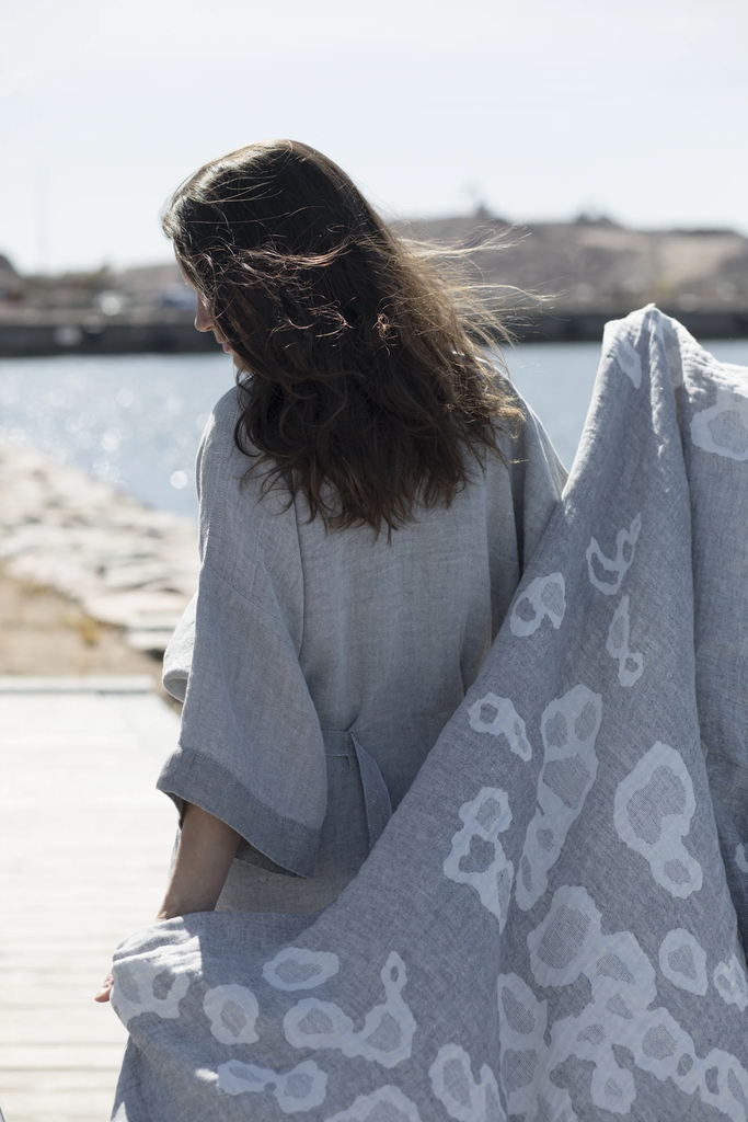 LapuanKankurit-Kaste-bathrobe-grey-and-Saimaannorppa-towel-white-grey-scaled.webp