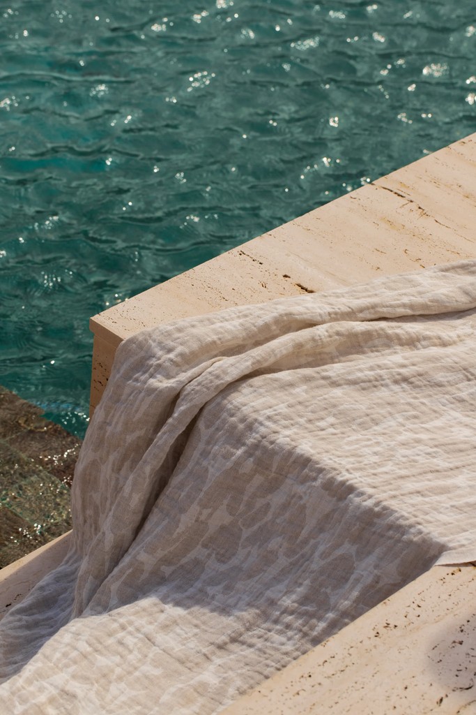 LapuanKankurit-Jakala-towel-white-linen-1-Photocredit-Wilma-Hetemaj-scaled.webp