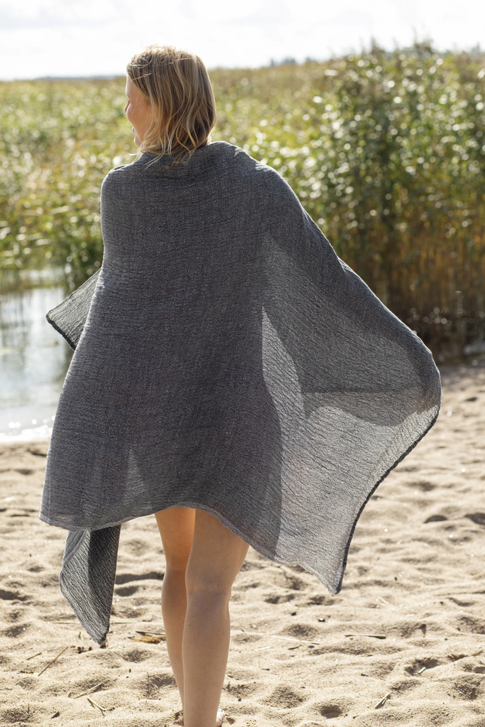 LapuanKankurit-Nyytti-towel-black-grey-6-scaled.webp