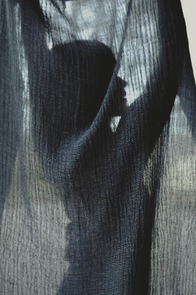 LapuanKankurit-NYYTTI-towel-black-blueberry-photocredit-Puttonen-Ruska-1-scaled.webp