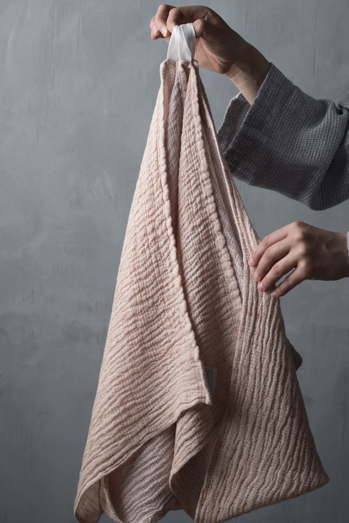 LapuanKankurit-Nyytti-ultra-light-towel-white-cinnamon-2-scaled-e1740484472438.webp