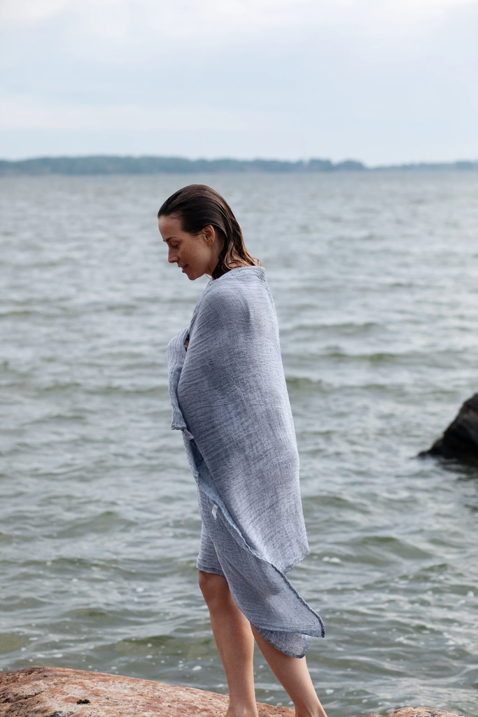 5-LapuanKankurit-Nyytti-towel-white-blueberry-1omassa-kaytossa-062027-asti-scaled.webp
