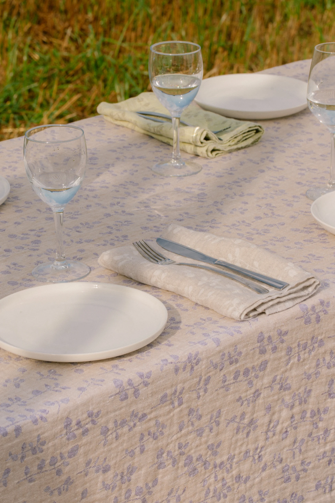 LapuanKankurit-MEIRAMI-tablelinen-lavender-and-napkins-linen-and-oliv-scaled.webp