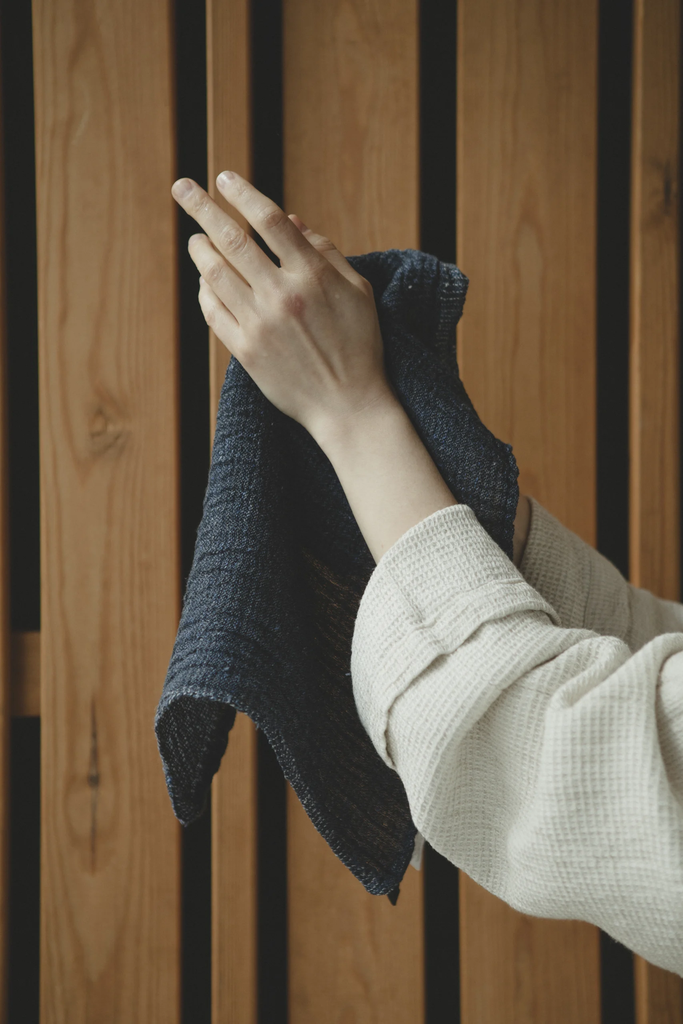LapuanKankurit-NYYTTI-towel-black-blueberry-photocredit-Puttonen-Ruska-4-scaled.webp