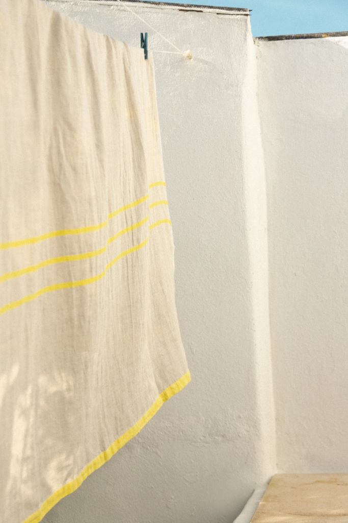 LapuanKankurit-Usva-towel-linen-yellow-3-Photocredit-Wilma-Hetemaj-scaled.webp
