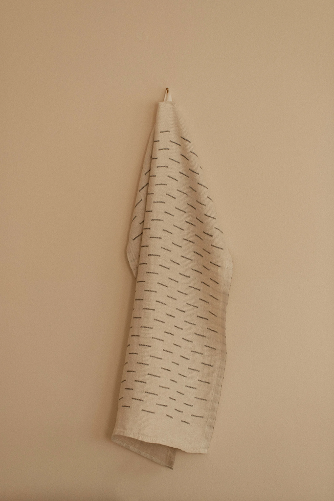 LapuanKankurit-Paussi-towel-linen-dark-grey-4-scaled.webp