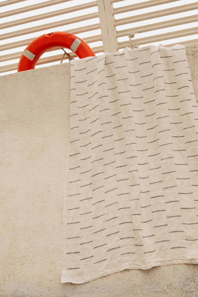 LapuanKankurit-Paussi-towel-linen-dark-grey-3-scaled.webp