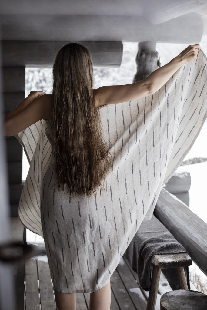 LapuanKankurit-Paussi-towel-linen-dark-grey-and-Terva-towel-black-linen-2-scaled.webp