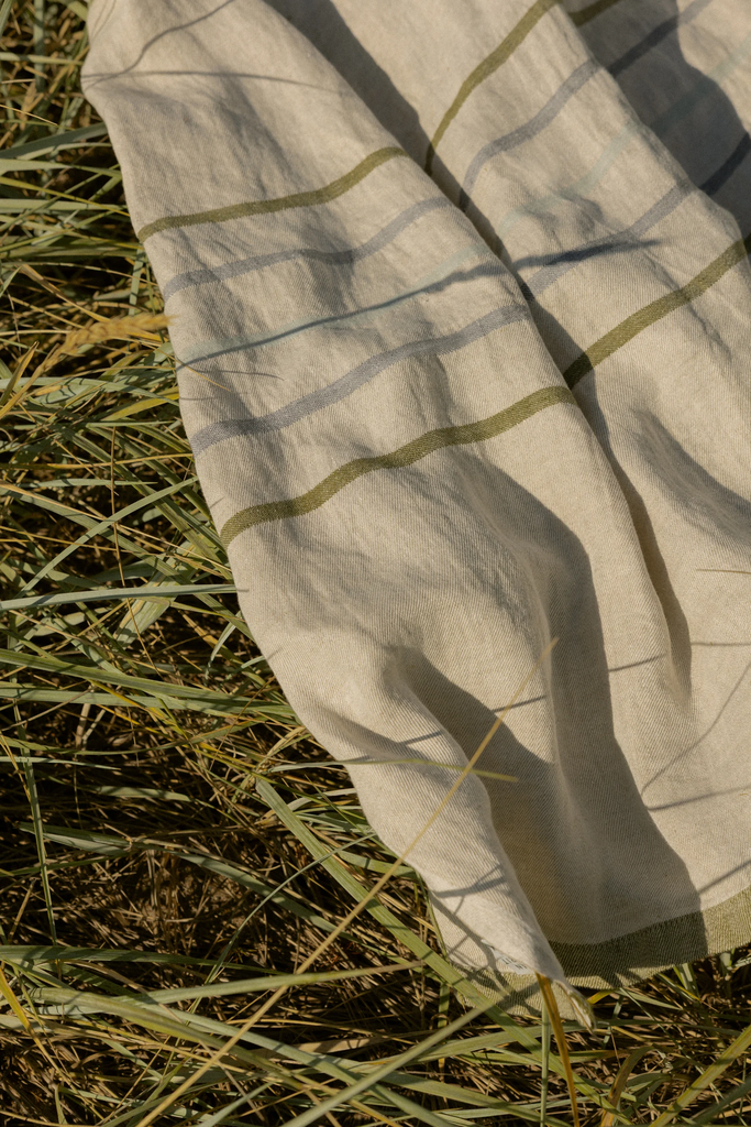 LapuanKankurit-VIRTA-towel-linen-olive-grey-photocredit-Wilma-Hetemaj4-scaled.webp