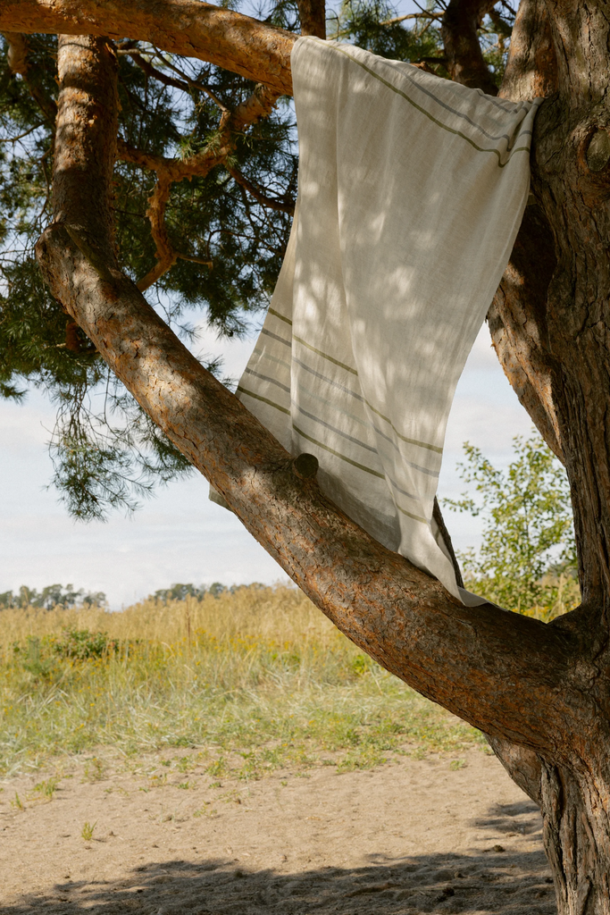 LapuanKankurit-VIRTA-towel-linen-olive-grey-photocredit-Wilma-Hetemaj-8-scaled (1).webp