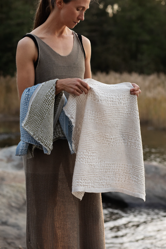 LapuanKankurit-Kuohu-linen-towels-white-linen-white-olive-and-white-blue-1-scaled.webp
