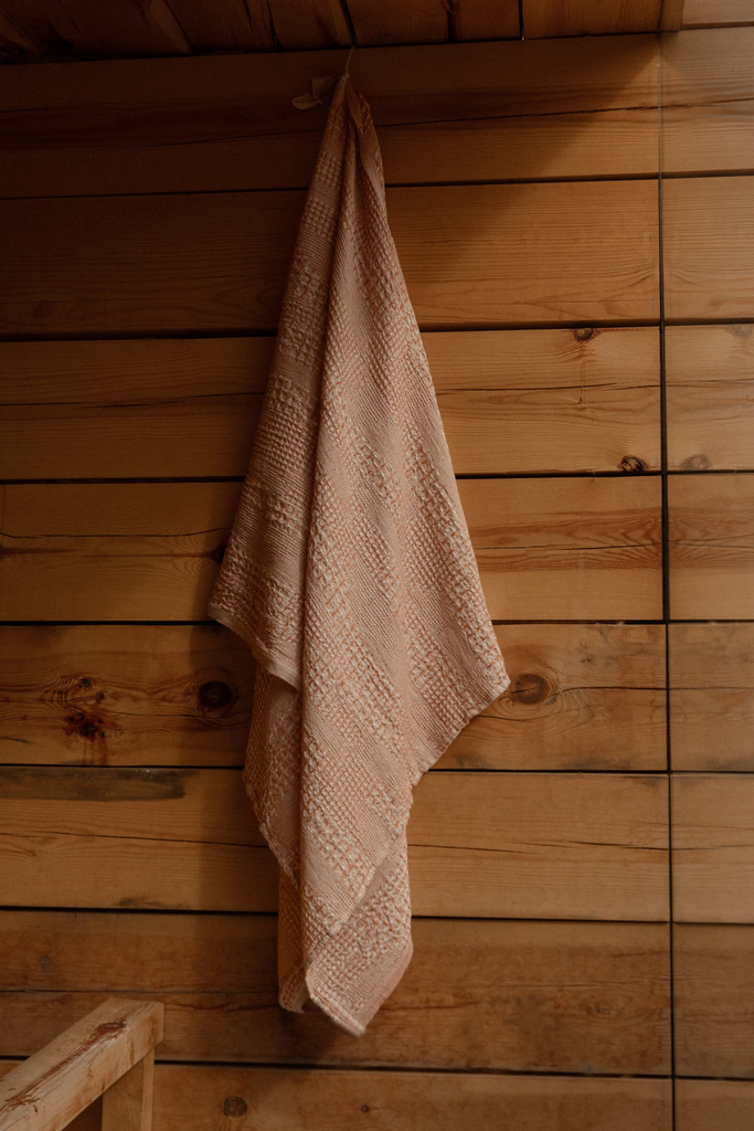 LapuanKankurit-KUOHU-linen-towel-white-cinnamon-photocredit-Wilma-Hetemaj-3-scaled.webp