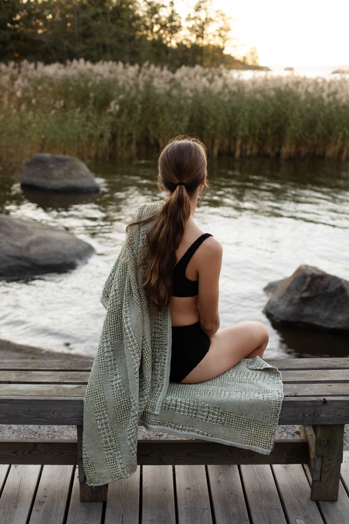 LapuanKankurit-Kuohu-towel-white-olive-7-scaled.webp