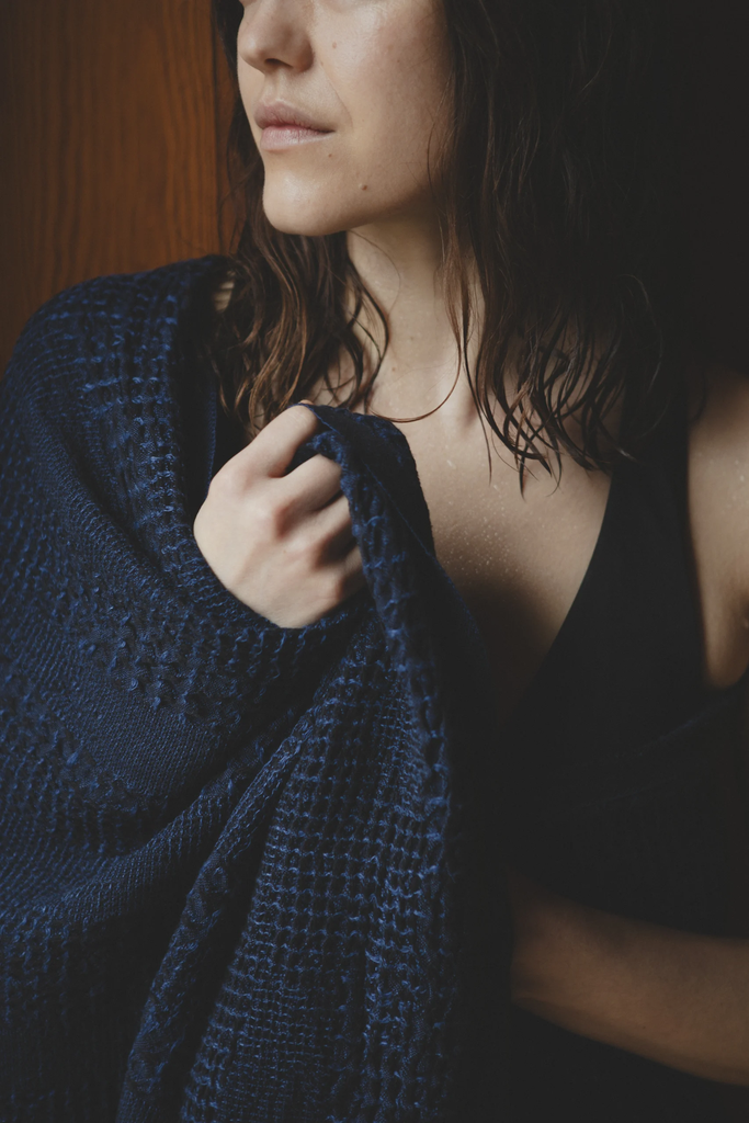 LapuanKankurit-KUOHU-towel-black-blueberry-photocredit-Puttonen-Ruska-scaled.webp
