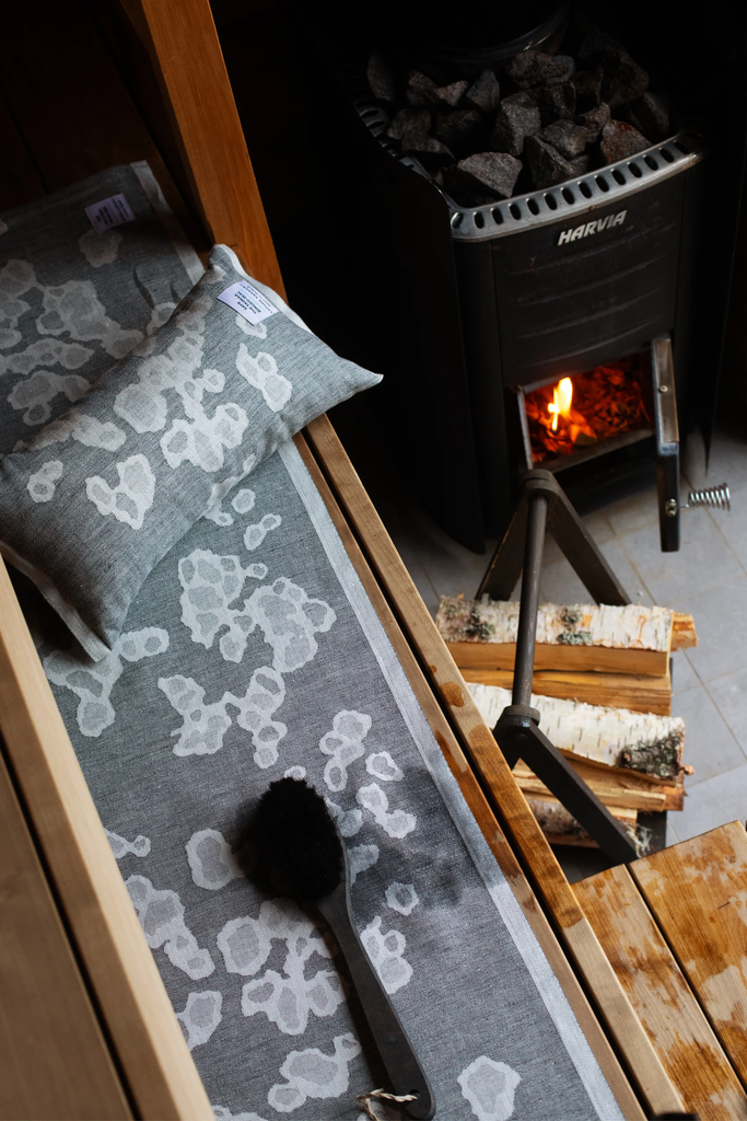 LapuanKankurit-Saimaannorppa-sauna-cover-and-pillow-white-grey-scaled.webp