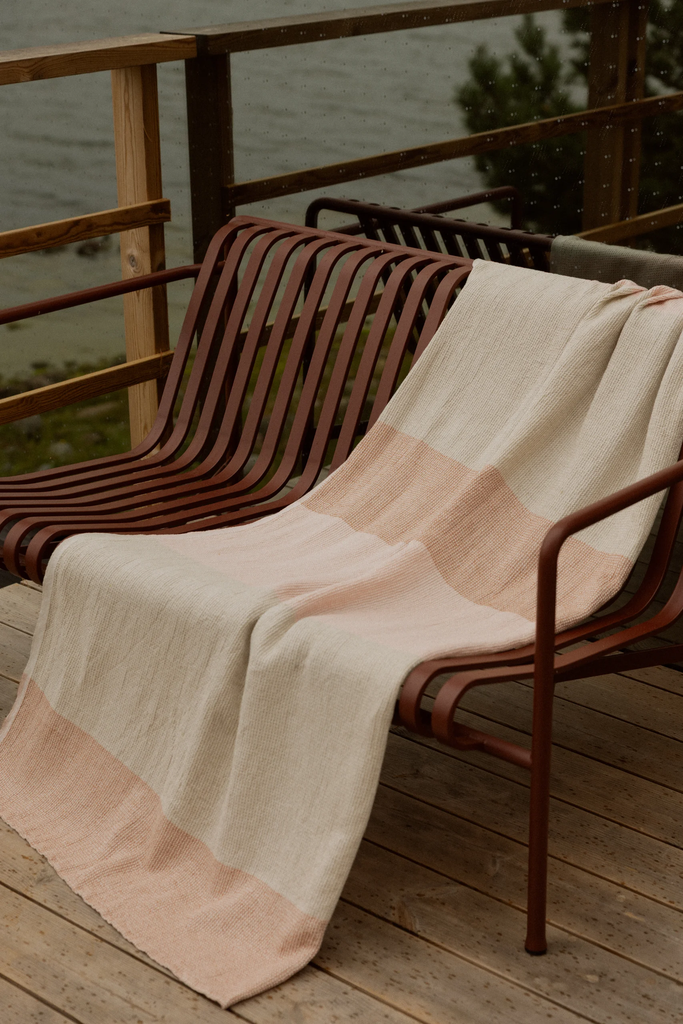 LapuanKankurit-TERVA-towel-multi-cinnamon-rose-2-photocredit-Wilma-Hetemaj-scaled.webp