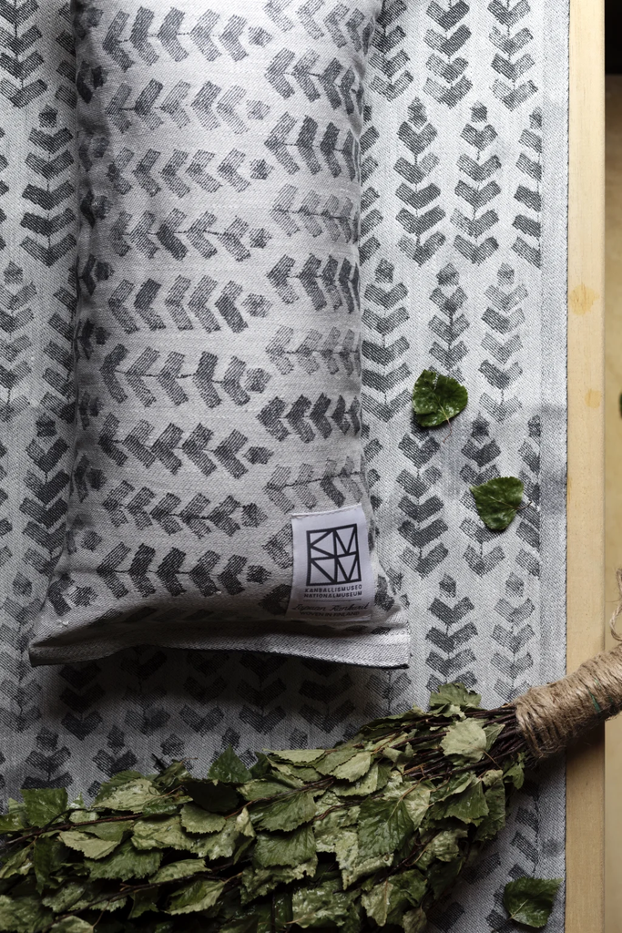 LapuanKankurit-Ruusu-x-Hvittrask-sauna-cover-and-sauna-pillow-white-grey-2-Copy-1024x1536.webp