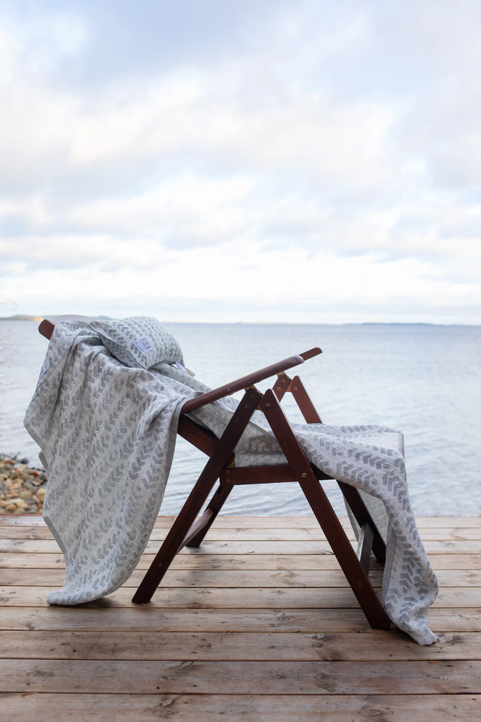 LapuanKankurit-Ruusu-Hvittrask-towel-and-sauna-pillow-scaled.webp