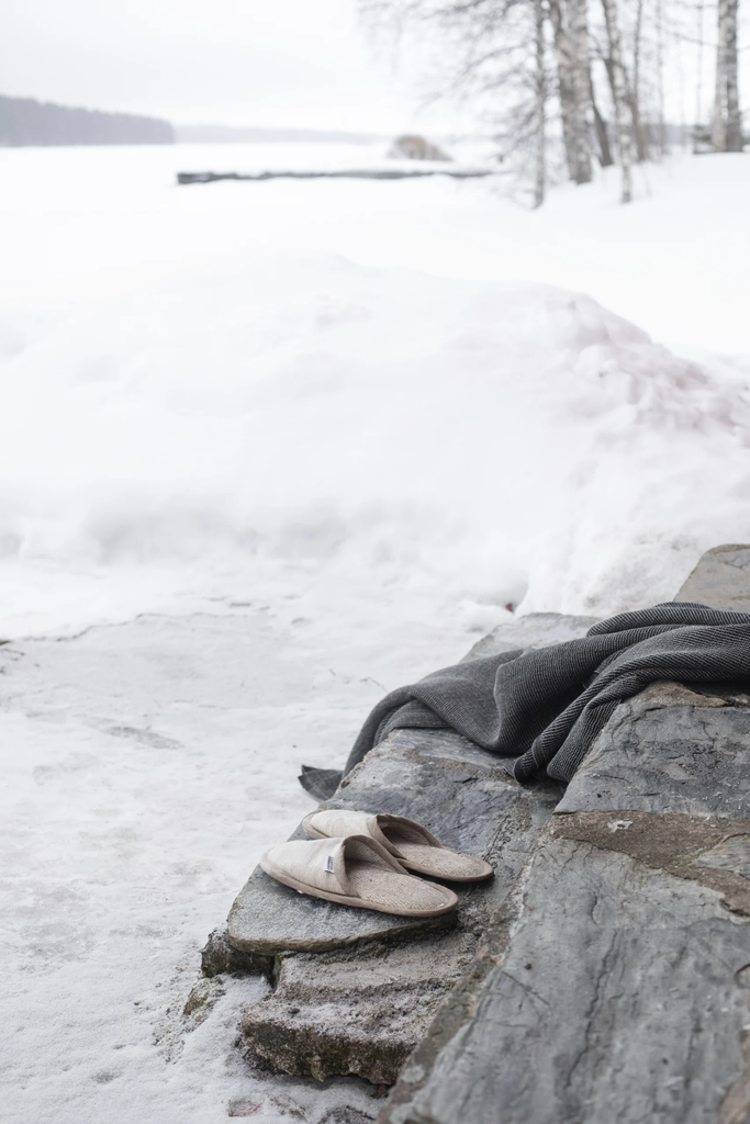 LapuanKankurit-Terva-towel-black-linen-and-Onni-slippers-linen-scaled.webp