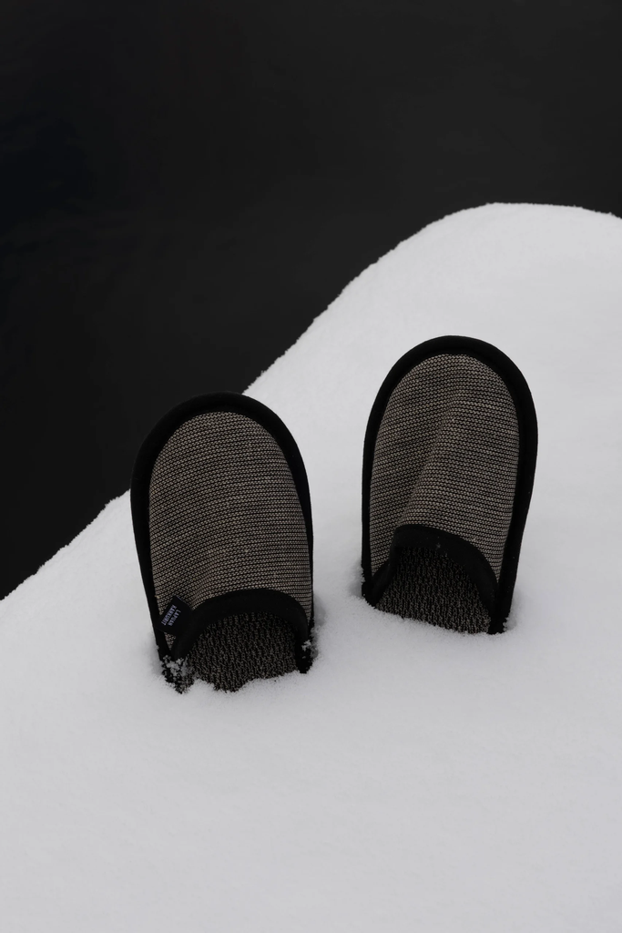 LapuanKankurit-Onni-slippers-black-linen-scaled.webp
