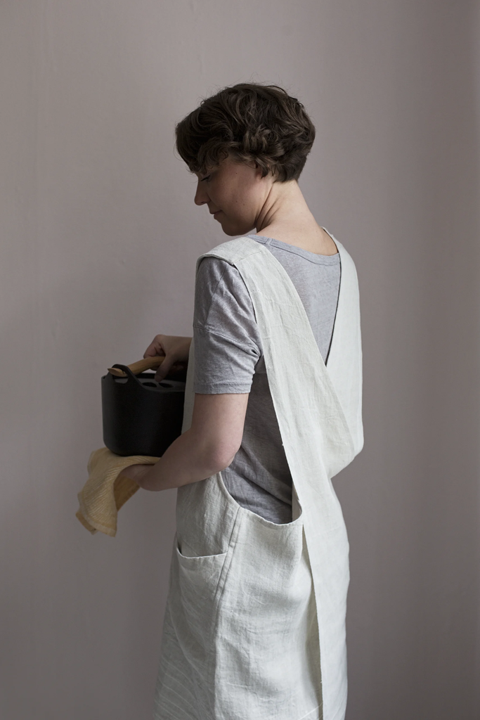 LapuanKankurit-Kaste-apron-linen-and-Mehilaispesa-towel-2-scaled.webp