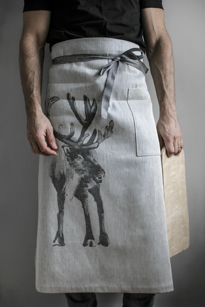 LapuanKankurit-Teemu-Jarvi-x-Poro-apron-white-black-1-1024x1536.webp