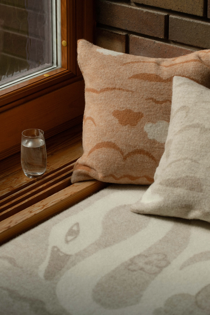 LapuanKankurit-KAKSIN-blanket-beige-white-and-RANNALLA-cushion-covers-photocredit-Wilma-Hetemaj-1-scaled (1).webp