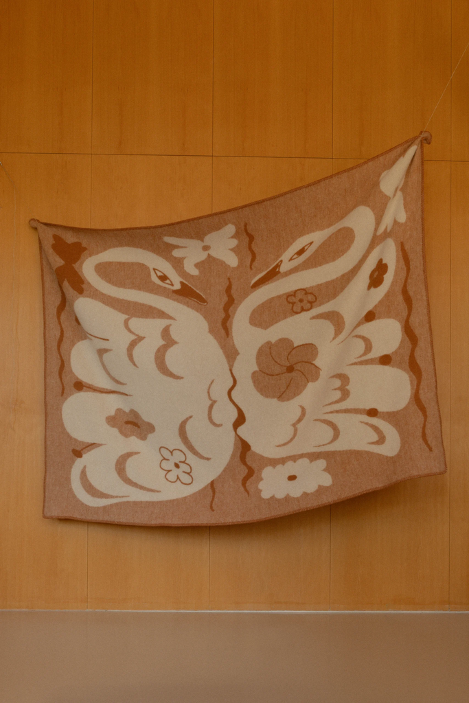 LapuanKankurit-KAKSIN-towel-white-cinnamon-photocredit-Wilma-Hetemaj-1-scaled (1).webp