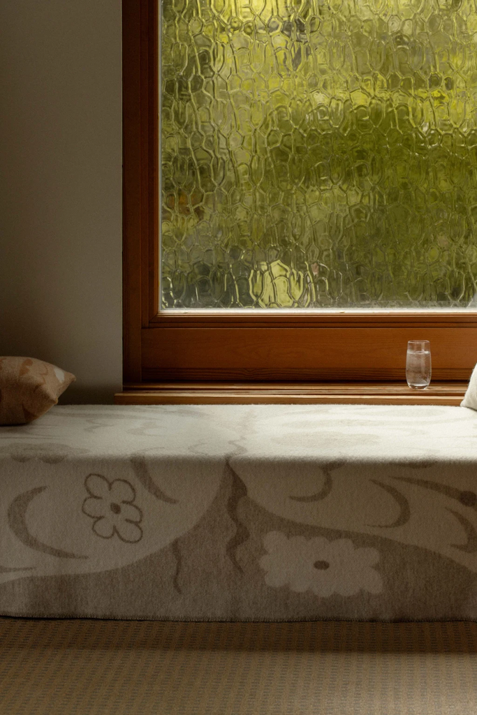 LapuanKankurit-KAKSIN-blanket-beige-white-photocredit-Wilma-Hetemaj-1-1024x1536 (1).webp