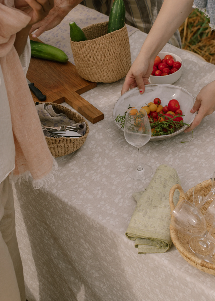 LapuanKankurit-Meirami-tablecloth-white-linen-and-napkin-lime-olive-1-scaled.webp