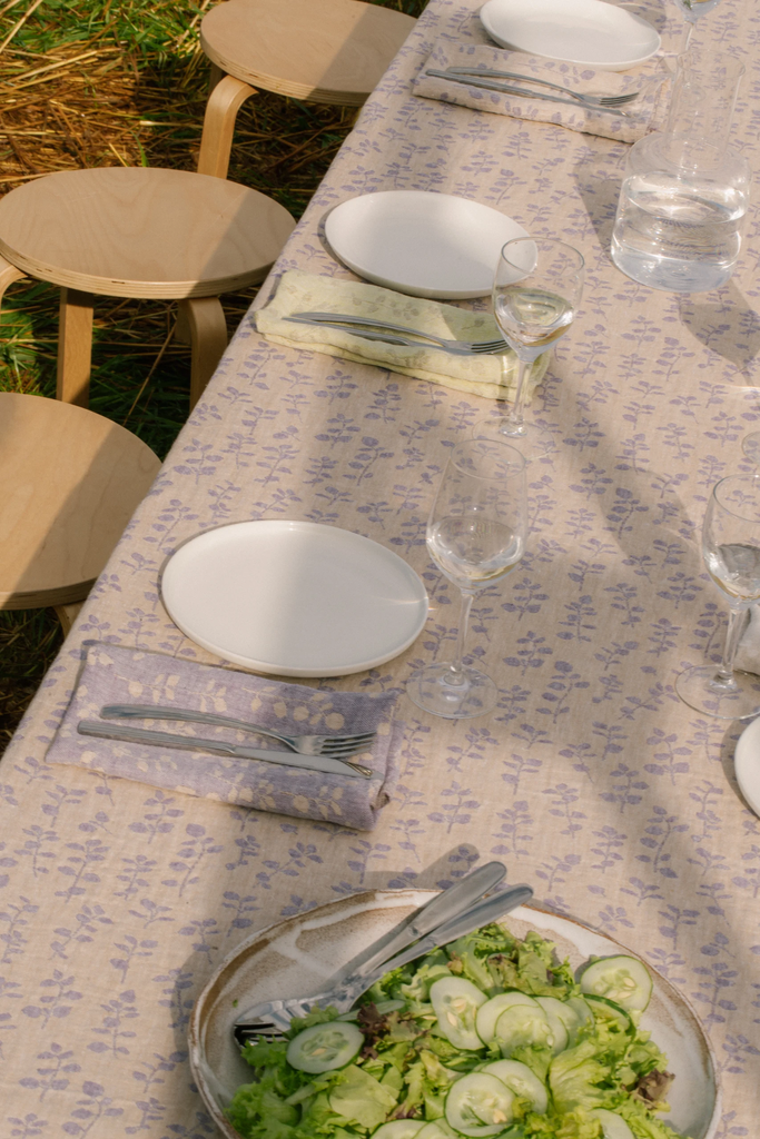 LapuanKankurit-MEIRAMI-tablelinen-lavender-and-napkins-lavender-and-oliv-2-scaled.webp