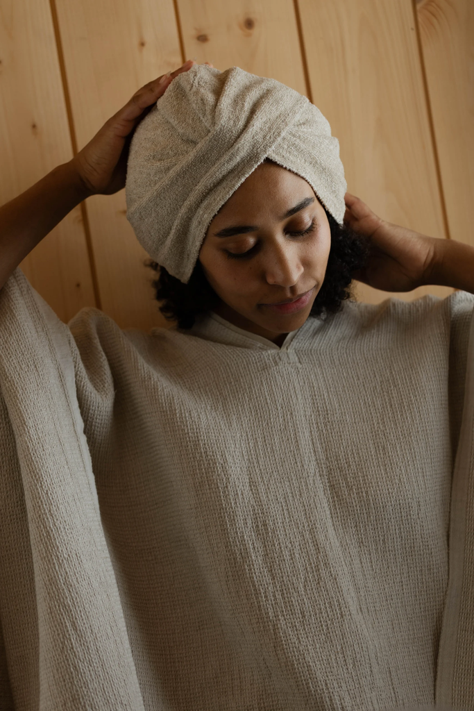 LapuanKankurit-Terva-poncho-white-linen-and-Kivi-hair-turban-white-linen-1-scaled.webp