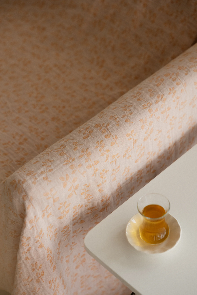 LapuanKankurit-Meirami-tablecloth-blanket-rose-cinnamon-1-photocredit-Wilma-Hetemaj-scaled.webp