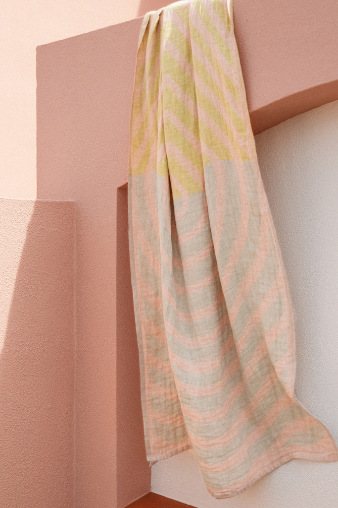 LapuanKankurit-Metsalampi-towel-rose-grey-lime-2-Photocredit-Wilma-Hetemaj-scaled.webp